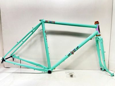 新緑の季節に新緑カラーの快適クロモリグラベルバイクが入荷