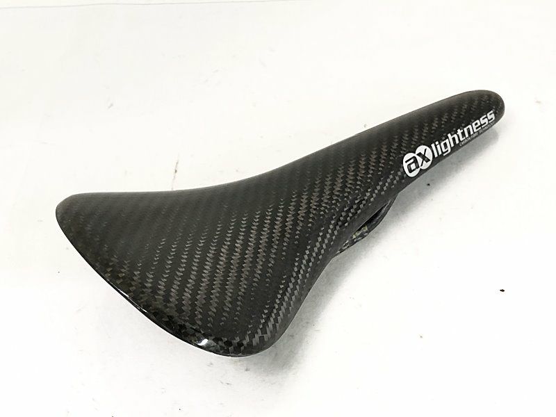 美品 エーエックスライトネス AX-LIGHTNESS カーボンサドル